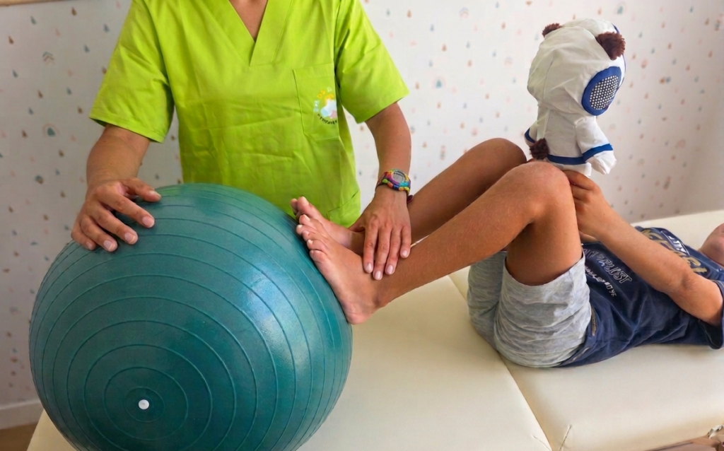 Sessão de fisioterapia com exercícios de mobilidade infantil