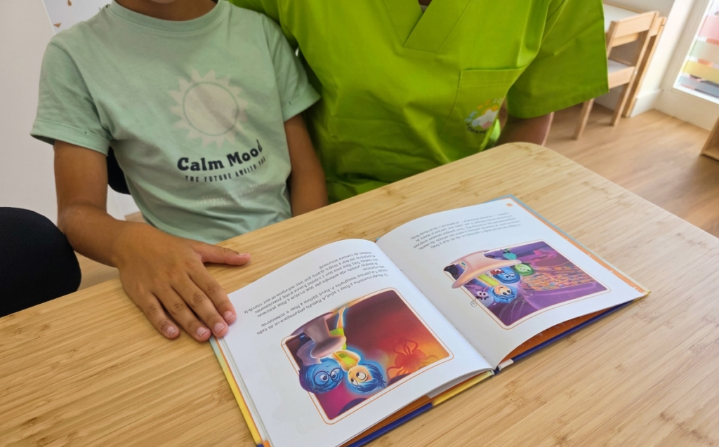 Sessão de psicologia infantil com exercícios emocionais